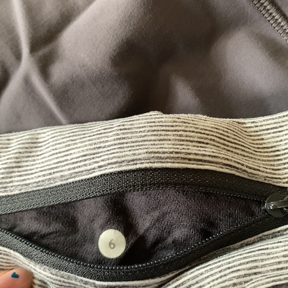 Lululemon capri size 6 - Picture 5 of 5